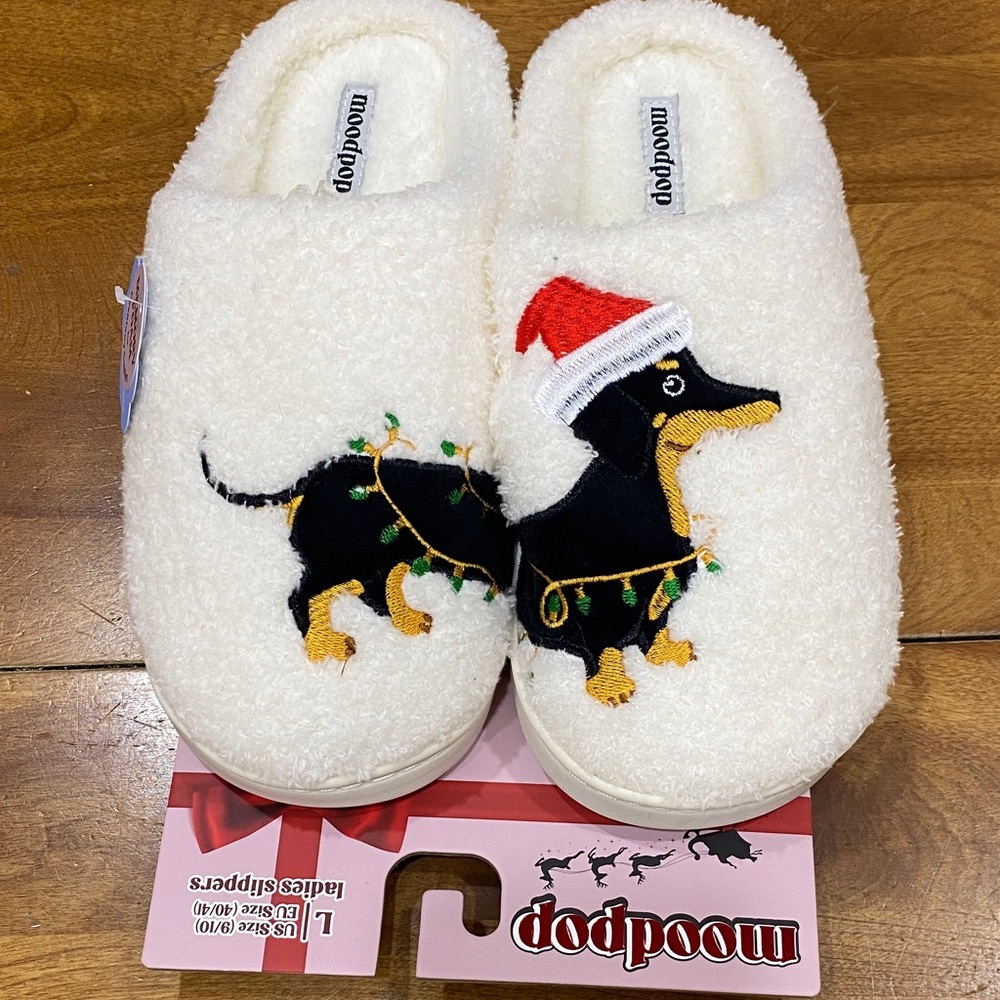 NWT.  Moodpops, women’s size large, (9-10), slippers